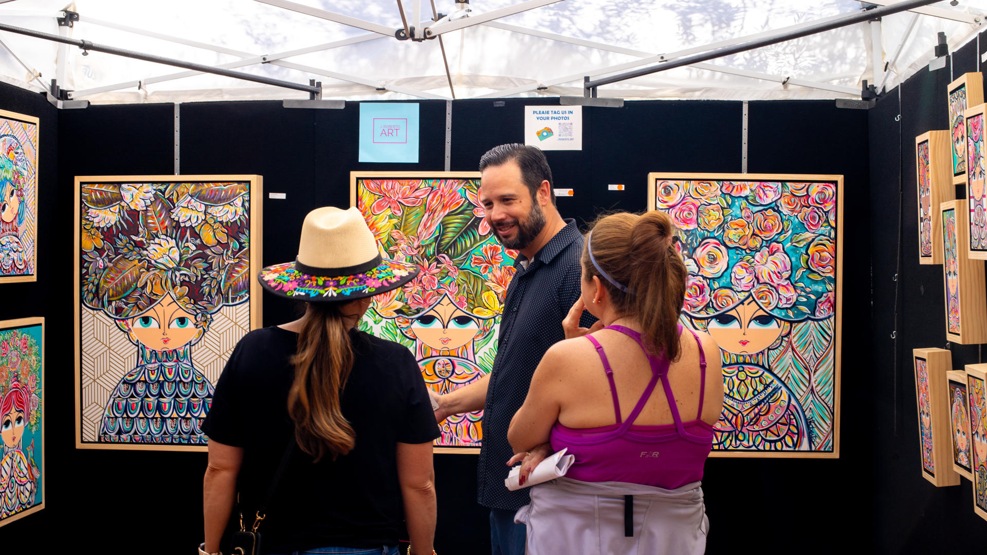 Fotografía cedida por el Pueblo de Pinecrest donde aparecen unas personas mientras visitan las cacetas de arte de la Feria de Arte y Diseño durante su edición del 2023 en Pinecrest, Florida. EFE/Village of Pinecrest /SOLO USO EDITORIAL /NO VENTAS /SOLO DISPONIBLE PARA ILUSTRAR LA NOTICIA QUE ACOMPAÑA /CRÉDITO OBLIGATORIO
