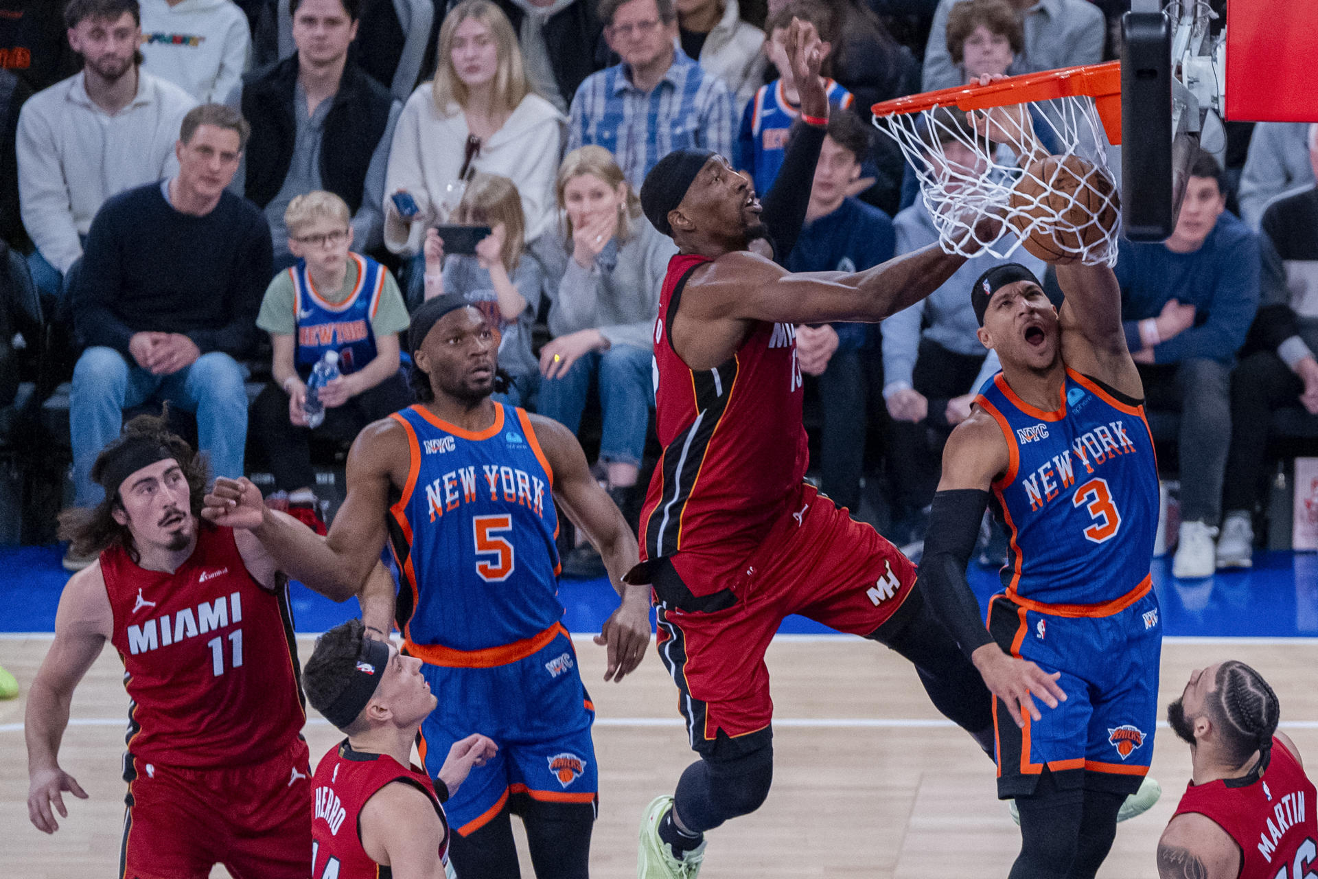 Josh Hart (2-d) de Miami Heat realiza una cesta hoy, durante un partido de la NBA entre New York Knicks y Miami Heat, en el Madison Equare Garden en Manhattan, Nueva York (EE.UU.). EFE/Angel Colmenares
