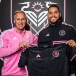 Fotografía cedida hoy por el Inter Miami CF donde aparece su director deportivo, Chris Henderson (i), posando junto al defensa argentino, Nicolás Freire (i), mientras sotiene su nueva camiseta del equipo, el 18 de enero del 2024, en el estadio DRV PNK en Fort Lauderdale, Florida (EEUU). EFE/Inter Miami CF