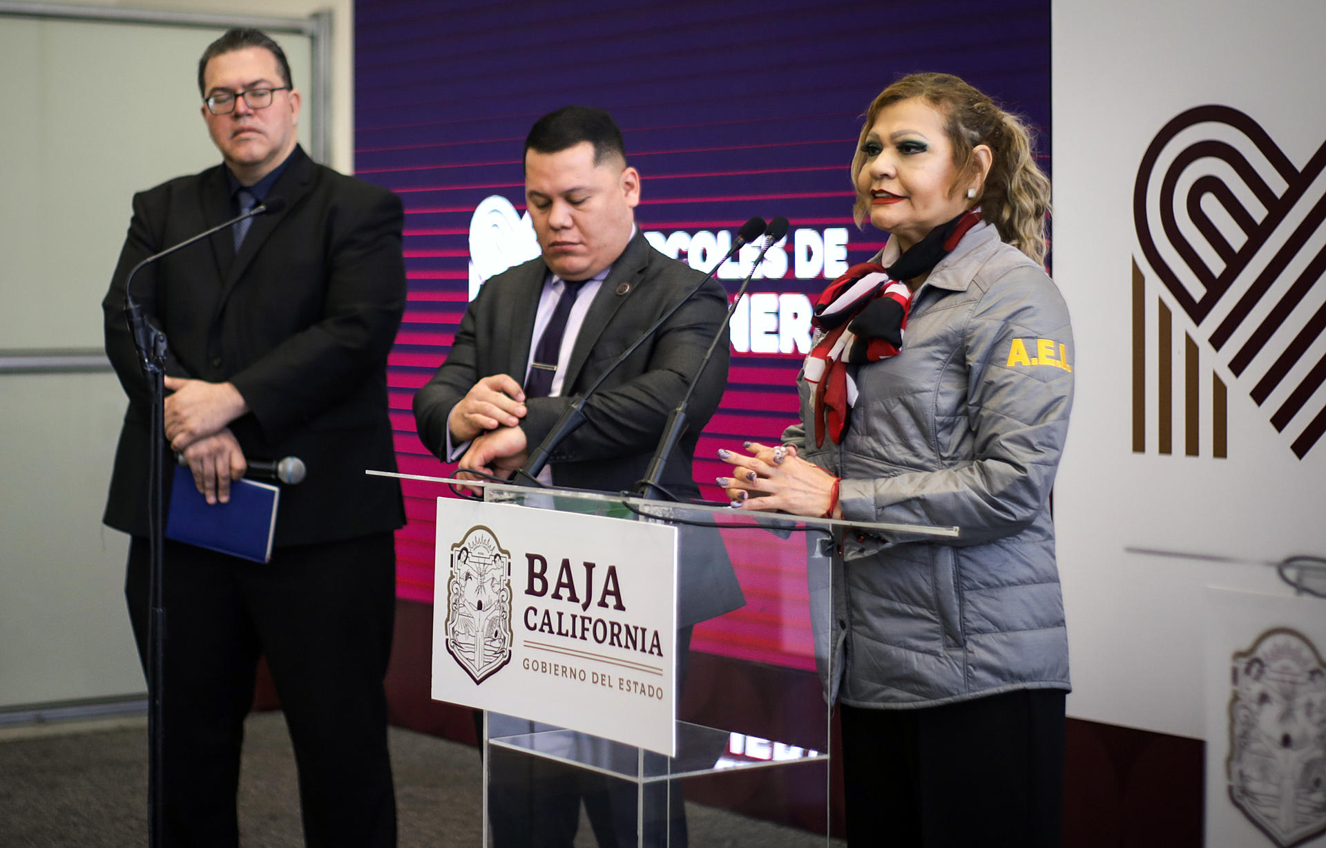 La fiscal del estado de Baja California María Elena Andrade Ramírez (d), habla durante una conferencia de prensa hoy, en la ciudad de Tijuana (México). EFE/Joebeth Terríquez
