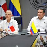 Fotografía cedida por el Ministerio de Seguridad de Panamá de el ministro panameño de Seguridad Pública, Juan Manuel Pino (der.) junto a el titular del Ministerio de Defensa de Colombia, Iván Velásquez, durante una reunión hoy en Ciudad de Panamá (Panamá). EFE/ Ministerio De Seguridad De Panamá SOLO USO EDITORIAL/NO VENTAS/SOLO DISPONIBLE PARA ILUSTRAR LA NOTICIA QUE ACOMPAÑA/CRÉDITO OBLIGATORIO/MÁXIMA CALIDAD DISPONIBLE