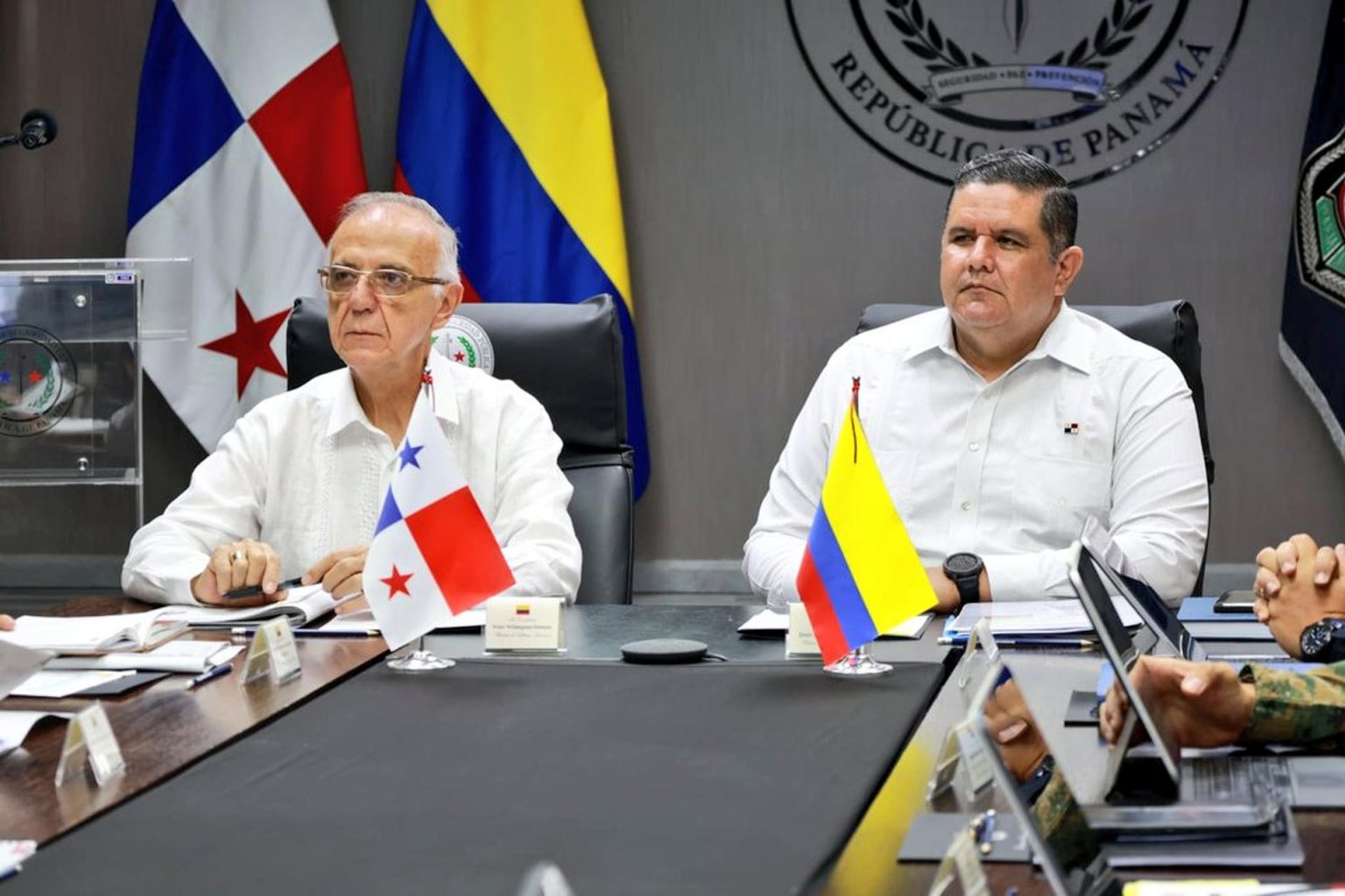 Fotografía cedida por el Ministerio de Seguridad de Panamá de el ministro panameño de Seguridad Pública, Juan Manuel Pino (der.) junto a el titular del Ministerio de Defensa de Colombia, Iván Velásquez, durante una reunión hoy en Ciudad de Panamá (Panamá). EFE/ Ministerio De Seguridad De Panamá SOLO USO EDITORIAL/NO VENTAS/SOLO DISPONIBLE PARA ILUSTRAR LA NOTICIA QUE ACOMPAÑA/CRÉDITO OBLIGATORIO/MÁXIMA CALIDAD DISPONIBLE