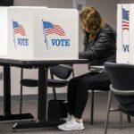 Fotografía de archivo fechada el 8 de noviembre de 2022 que muestra a una mujer mientras llena su boleta electoral para las Elecciones de mitad de período en Estados Unidos, en el lugar de votación del Centro de Gobierno del Condado de Fairfax en Fairfax, Virginia (EE.UU.). EFE/ Shawn Thew