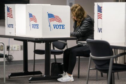 Fotografía de archivo fechada el 8 de noviembre de 2022 que muestra a una mujer mientras llena su boleta electoral para las Elecciones de mitad de período en Estados Unidos, en el lugar de votación del Centro de Gobierno del Condado de Fairfax en Fairfax, Virginia (EE.UU.). EFE/ Shawn Thew