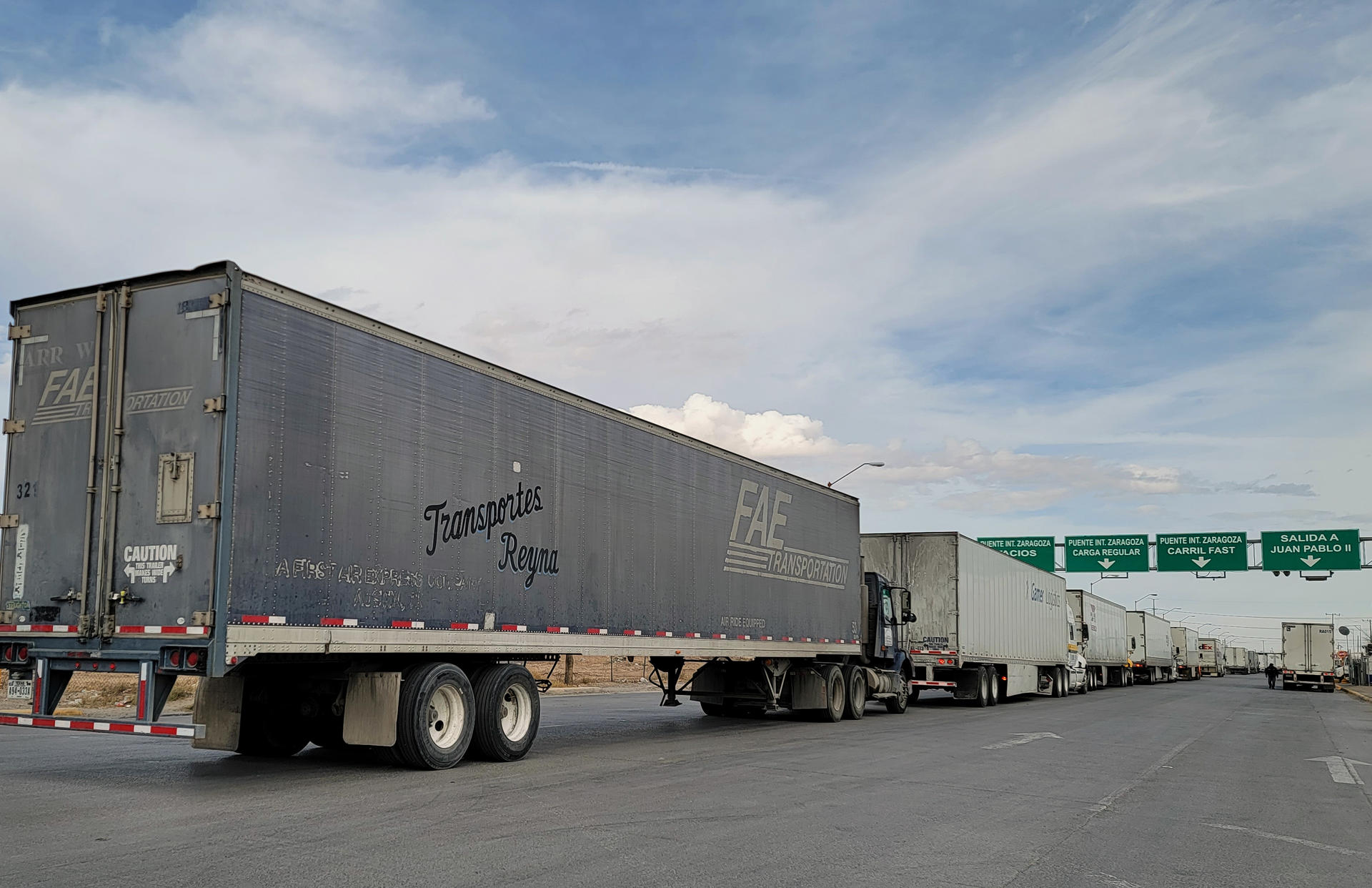 Conductores de camiones transitan hacia la aduana rumbo a Estados Unidos por el Puente Internacional Zaragoza, el 20 de enero de 2024 en Ciudad Juárez (México). EFE/Luis Torres
