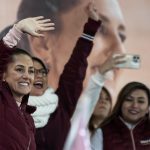 La aspirante del oficialista Movimiento de Regeneración Nacional (Morena) a la Presidencia de México, Claudia Sheinbaum, saluda durante un acto de campaña en el municipio de Apodaca (México). Imagen de archivo. EFE/Miguel Sierra.