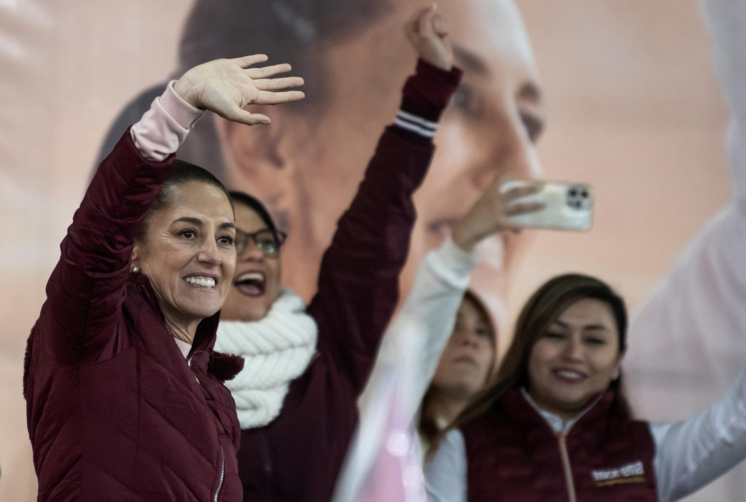 La aspirante del oficialista Movimiento de Regeneración Nacional (Morena) a la Presidencia de México, Claudia Sheinbaum, saluda durante un acto de campaña en el municipio de Apodaca (México). Imagen de archivo. EFE/Miguel Sierra.