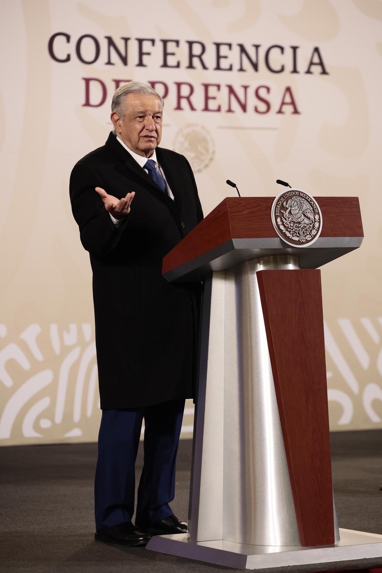 El presidente de México, Andrés Manuel López Obrador, habla durante su conferencia de prensa matutina hoy, en el Palacio Nacional en la Ciudad de México (México). EFE/ José Méndez
