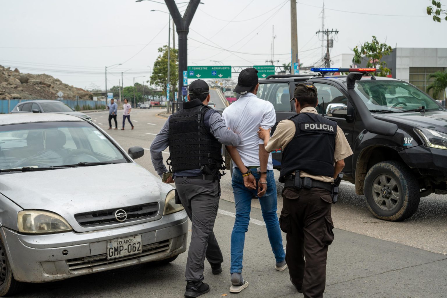 Policías detienen hoy a un presunto delincuente a pocas cuadras de la sede del canal de televisión TC, donde encapuchados armados ingresaron y sometieron a su personal durante una transmisión en vivo, en Guayaquil (Ecuador). EFE/Mauricio Torres