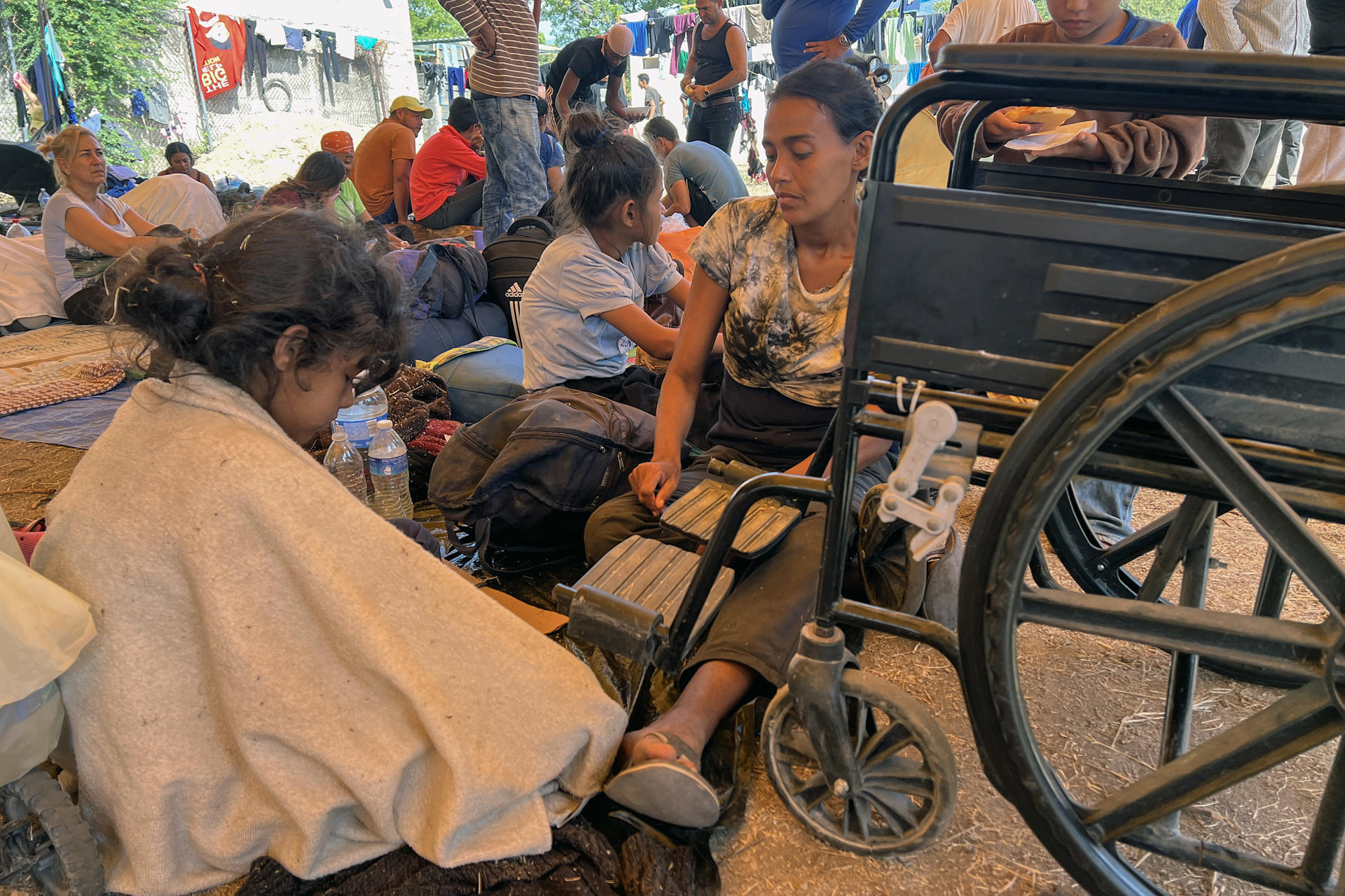 Migrantes descansan en un campamento improvisado hoy, en el municipio de San Pedro Tapanatepec en el estado de Oaxaca (México). EFE/Jesús Méndez
