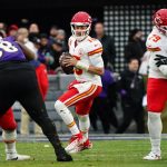 El mariscal de campo de los Kansas City Chiefs Patrick Mahomes (C) vuelve a pasar contra los Baltimore Ravens durante la primera mitad del campeonato de la conferencia de la AFC entre los Baltimore Ravens y los Kansas City Chiefs en Baltimore, Maryland, EE.UU. EFE/EPA/SHAWN THEW