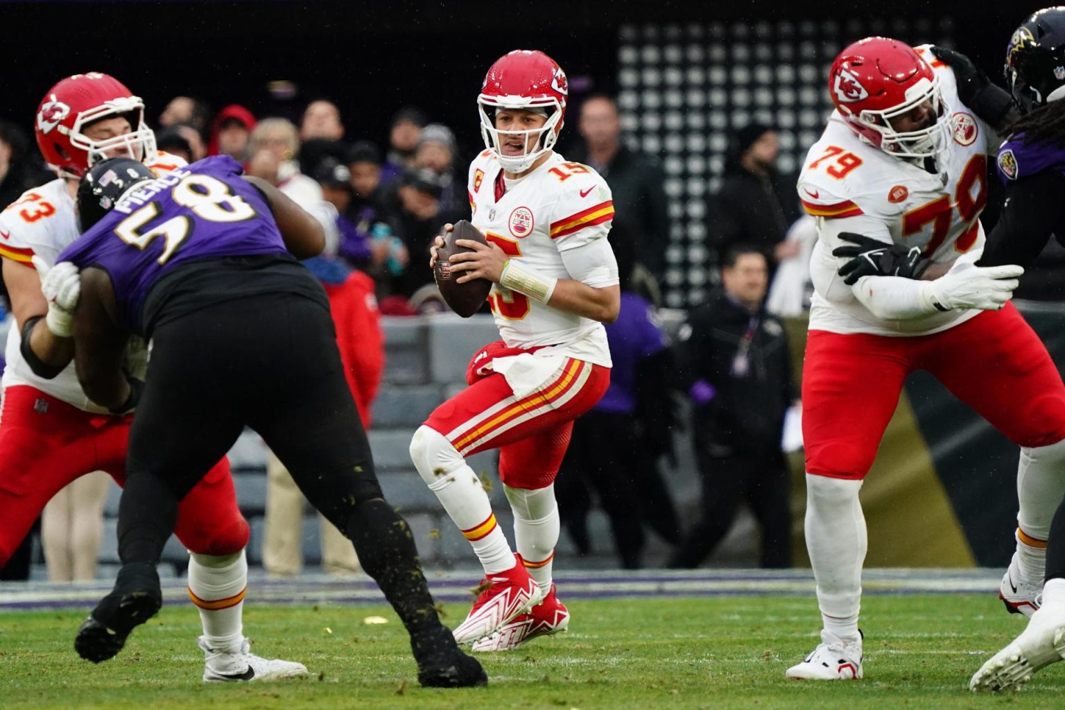 El mariscal de campo de los Kansas City Chiefs Patrick Mahomes (C) vuelve a pasar contra los Baltimore Ravens durante la primera mitad del campeonato de la conferencia de la AFC entre los Baltimore Ravens y los Kansas City Chiefs en Baltimore, Maryland, EE.UU. EFE/EPA/SHAWN THEW