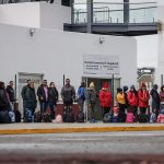 Migrantes hacen fila para solicitar un proceso de asilo en Estados Unidos en el puerto fronterizo del Chaparral en Baja California (México). Imagen de archivo. EFE/Joebeth Terríquez