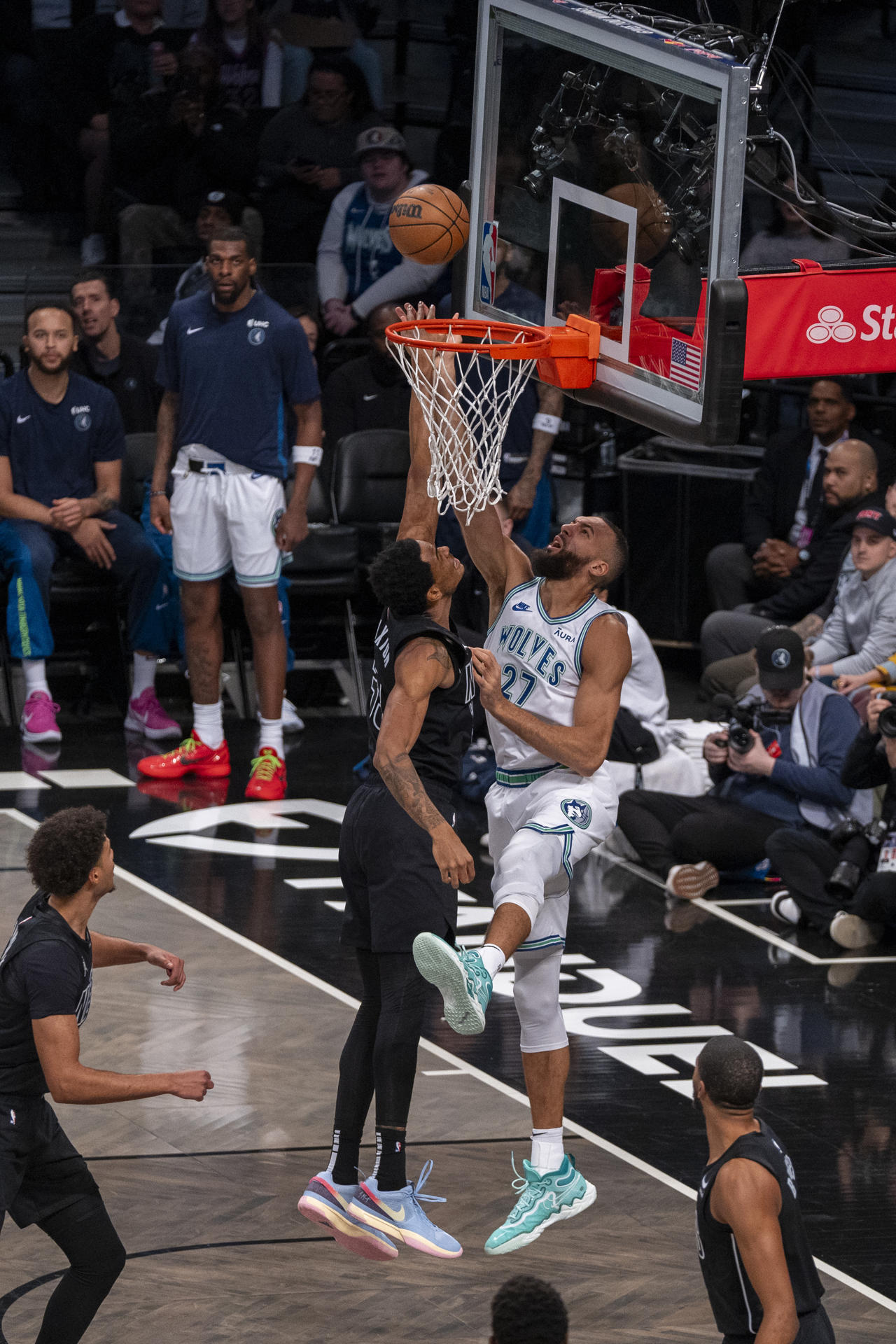 Rudy Gobett de Minnesota Timberwolves es bloqueado por Nic Claxton de Brooklyn Nets durante el juego de NBA en el Barclays Center de Brooklyn, New York (EE. UU). EFE/ Ángel Colmenares
