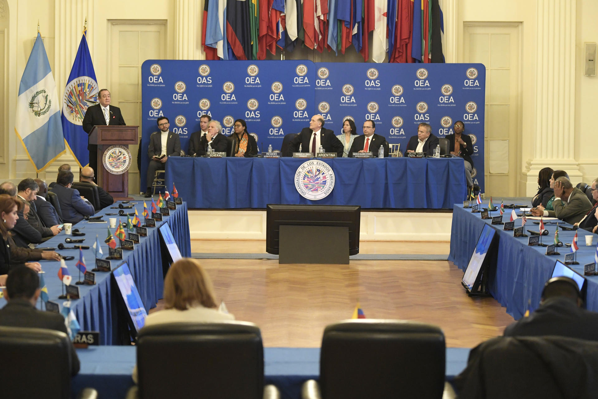 El presidente saliente de Guatemala, Alejandro Giammattei (i-estrado), habla hoy durante una sesión del Consejo Permanente de la Organización de Estados Americanos (OEA), en Washington (EE.UU.). EFE/ Lenin Nolly
