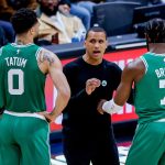 El entrenador de los Boston Celtics Joe Mazzulla (c) habla con los jugadores Jayson Tatum (i) y Jaylen Brown (d), en una fotografía de archivo. EFE/ Erik S. Lesser