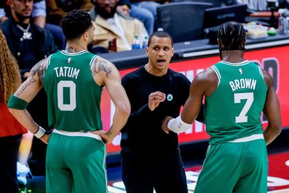 El entrenador de los Boston Celtics Joe Mazzulla (c) habla con los jugadores Jayson Tatum (i) y Jaylen Brown (d), en una fotografía de archivo. EFE/ Erik S. Lesser