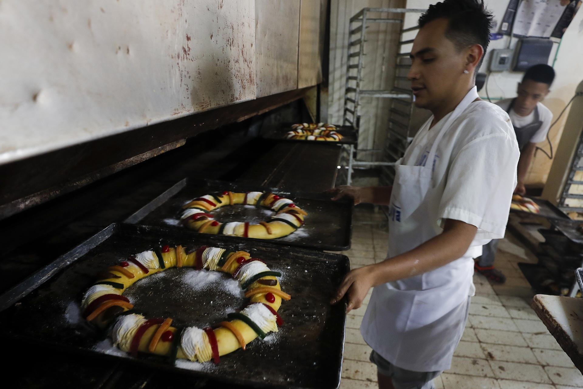 Panaderos elaboran hoy la tradicional rosca de Reyes, en Ciudad de México (México). EFE/Isaac Esquivel
