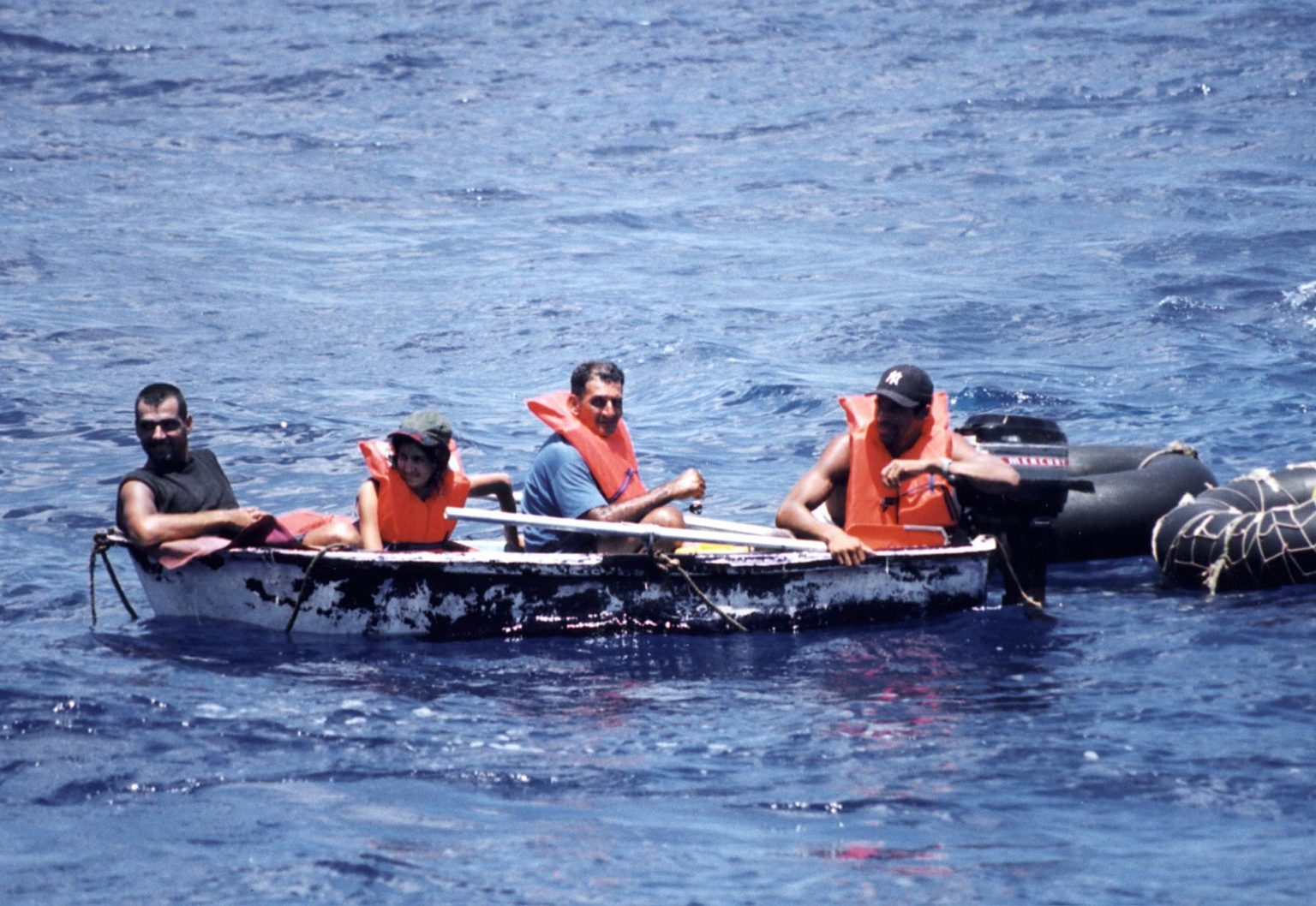 Foto de archivo de un grupo de inmigrantes cubanos llegando a las costas de Florida en un bote. EFE