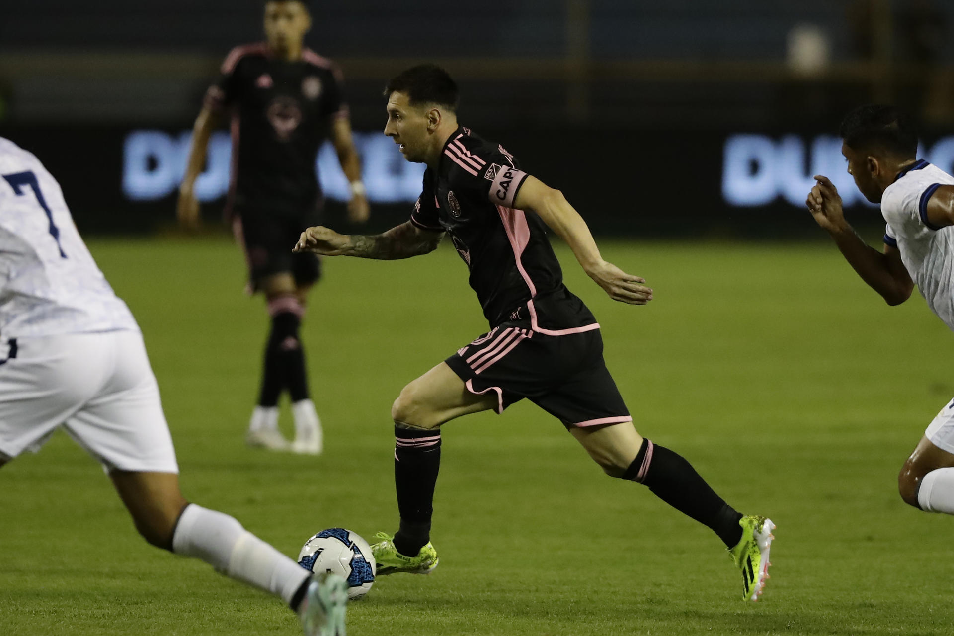 El argentino Lionel Messi avanza con el balón en un partido amistoso entre la selección de El Salvador y el Inter Miami en el estadio Custacatlán en San Salvador (El Salvador). EFE/ Rodrigo Sura
