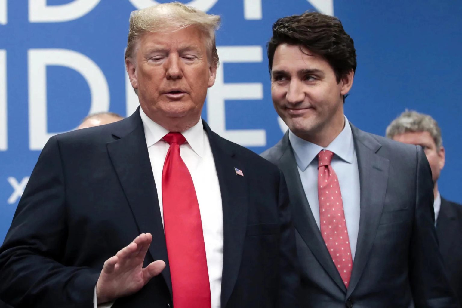 Fotografía de archivo fechada el 4 de diciembre de 2019 que muestra al exmandatario estadounidense Donald J. Trump (i) junto al primer ministro canadiense, Justin Trudeau, durante una Cumbre de la OTAN en Londres (Reino Unido). EFE/Olivier Hoslet