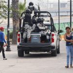 Un vehículo con miembros de la Guardia Nacional patrulla las calles en la ciudad de Tijuana, en Baja California (México). EFE/ Joebeth Terríquez