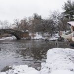 Una persona toma una fotografía al paisaje nevado en el lago en Central Park hoy, en Nueva York (EE.UU.). EFE/ Ángel Colmenares