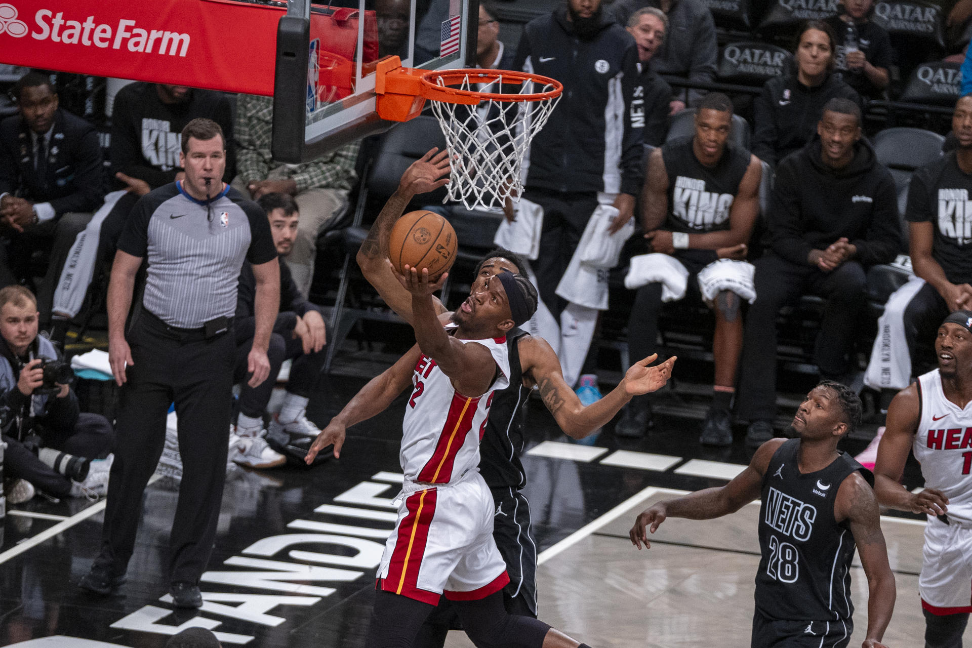 Jimmy Butler de Miami Heat entra a canasta durante el partido ante los Brooklyn Nets disputado en el Barclays Center en Nueva York. EFE/ Ángel Colmenares
