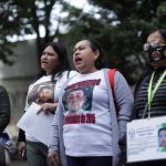 Familiares y amigos de personas desaparecidas protestan hoy frente a la Secretaría de Gobernación, en Ciudad de México (México). EFE/Sáshenka Gutiérrez