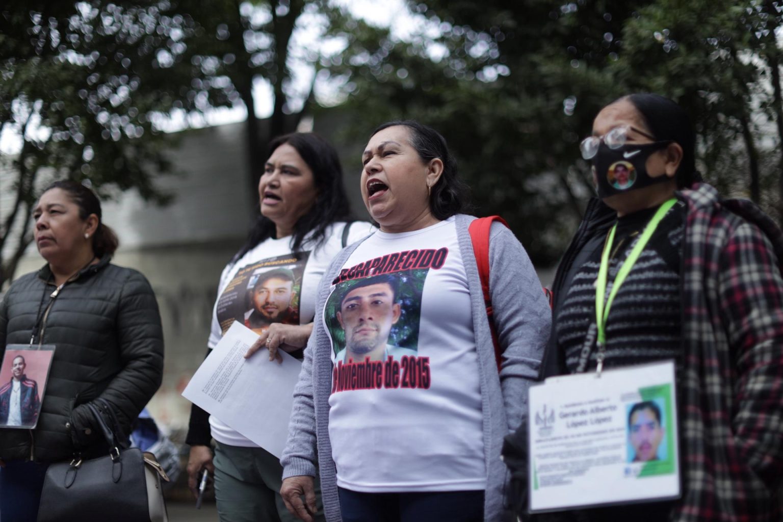 Familiares y amigos de personas desaparecidas protestan hoy frente a la Secretaría de Gobernación, en Ciudad de México (México). EFE/Sáshenka Gutiérrez