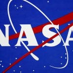 Imagen del logo de la NASA en el Centro Espacial Johnson en Houston (EEUU). Imagen de archivo. EFE/AARON M. SPRECHER