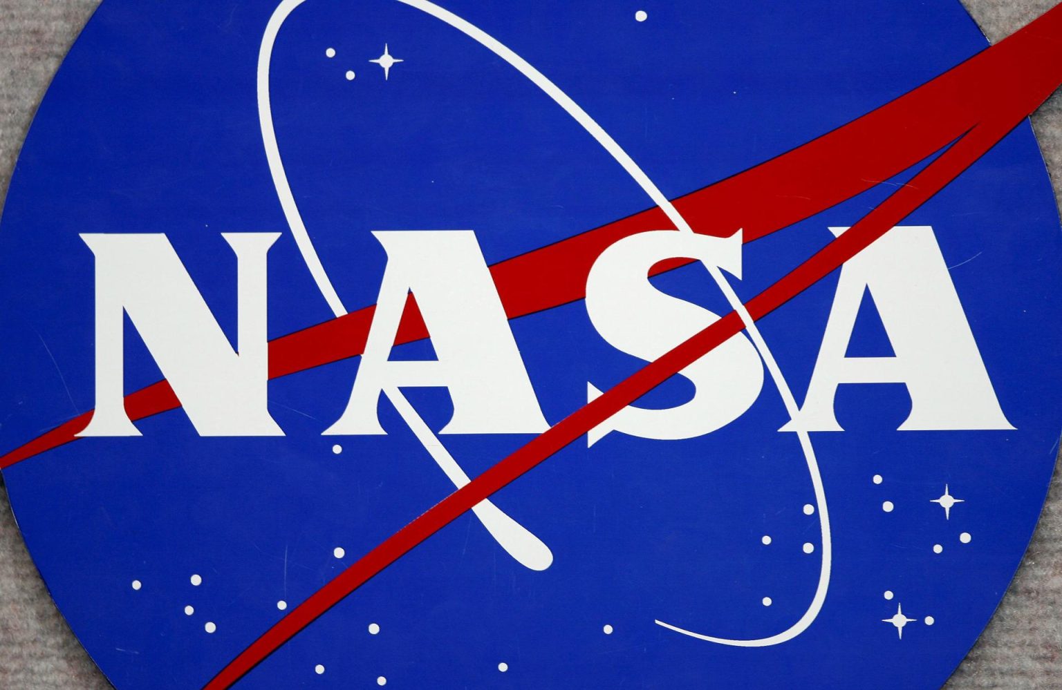 Imagen del logo de la NASA en el Centro Espacial Johnson en Houston (EEUU). Imagen de archivo. EFE/AARON M. SPRECHER