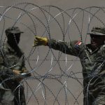 Miembros de la Guardia Nacional de Texas refuerzan la frontera norte con púas aceradas debajo del Puente Internacional Reforma en Ciudad Juárez, Chihuahua (México). Fotografía de archivo. EFE/Luis Torres