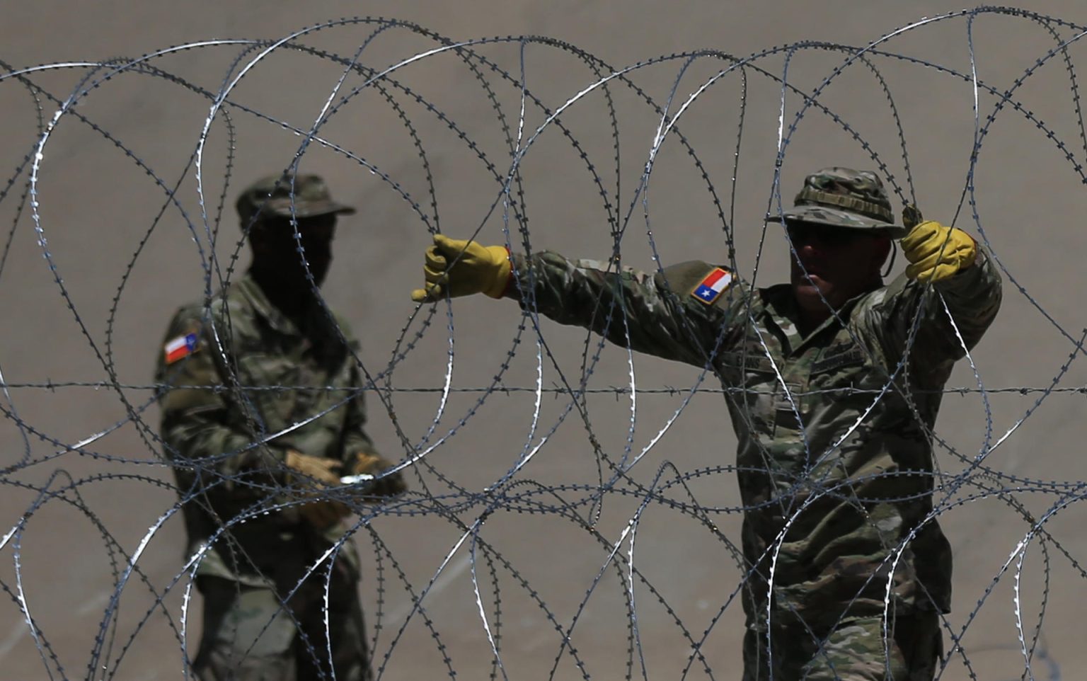 Miembros de la Guardia Nacional de Texas refuerzan la frontera norte con púas aceradas debajo del Puente Internacional Reforma en Ciudad Juárez, Chihuahua (México). Fotografía de archivo. EFE/Luis Torres