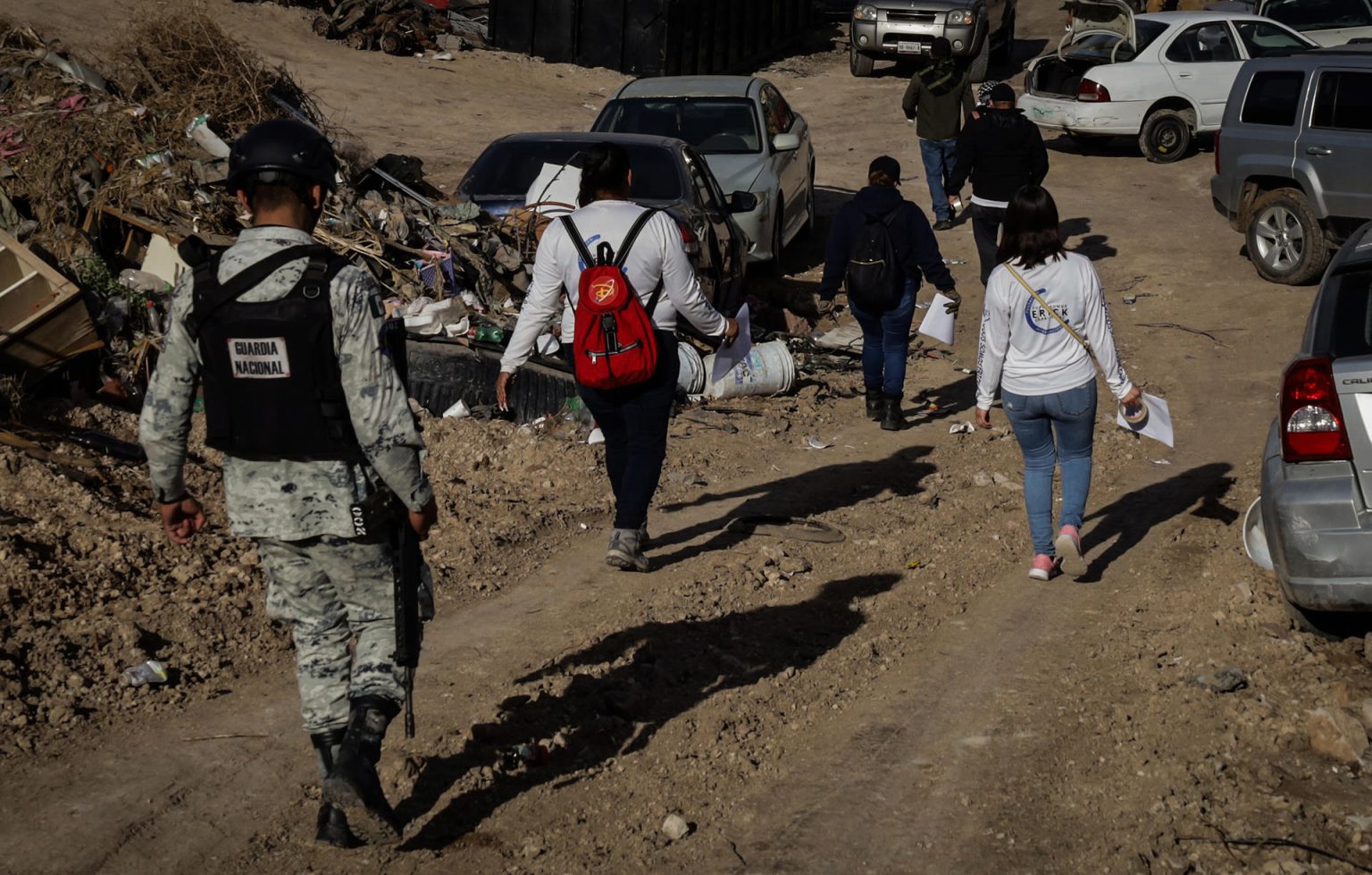 Fotografía de archivo de integrantes de un colectivo de personas desaparecidas que realizan una jornada de búsqueda de sus familiares, el 3 de enero de 2024, en Tijuana, en Baja California (México). EFE/ Joebeth Terríquez