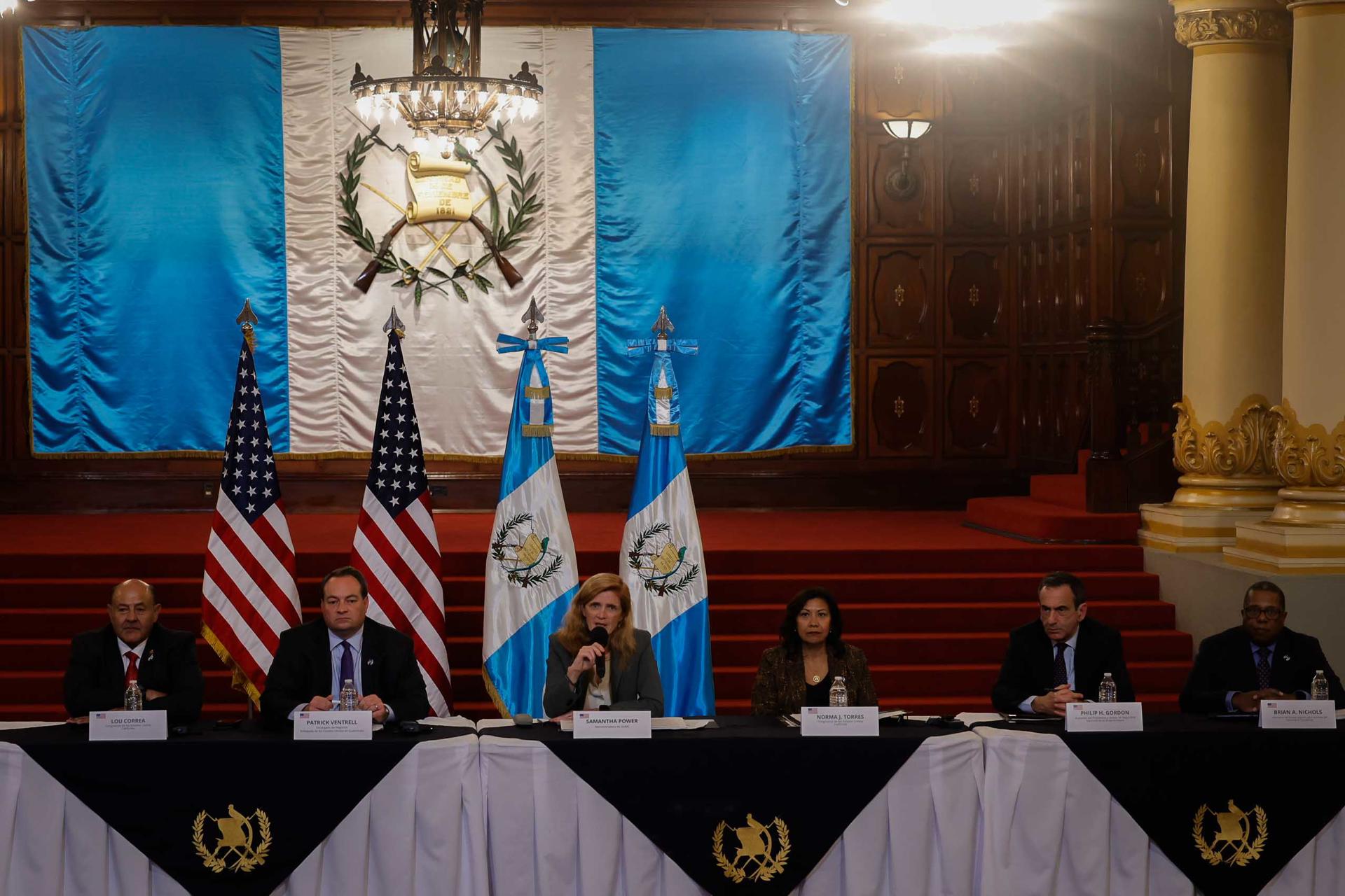 (De izq. a der.) Lou Correa, congresista,Patrick Ventrell, representante de la embajada de los Estados Unidos, Samantha Power, la congresista Norma Torres, el asesor de la vicepresidenta de Estados Unidos Philip Gordon y el subsecretario de Estado Brian Nichols durante una rueda de prensa, hoy en Ciudad de Guatemala (Guatemala). EFE/ David Toro
