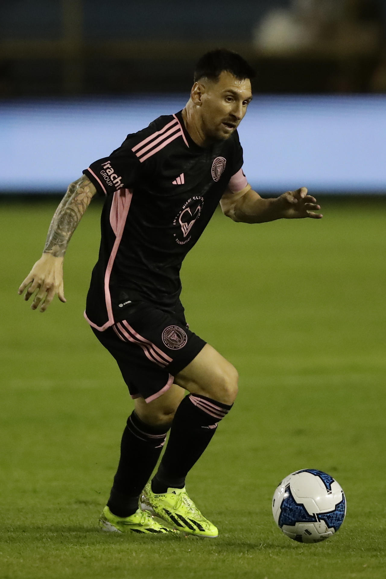 El argentino Lionel Messi controla el balón en un partido amistoso entre la selección de El Salvador y el Inter Miami en el estadio Custacatlán en San Salvador (El Salvador). EFE/ Rodrigo Sura
