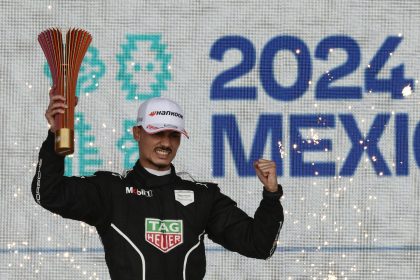 El alemán Pascal Wehrlein de Tag Heuer Porsche Formula E Team celebra el primer lugar del Gran Premio de la Fórmula E de Ciudad de México hoy, en el Autódromo de los Hermanos Rodríguez de la Ciudad de México (México). EFE/ José Méndez