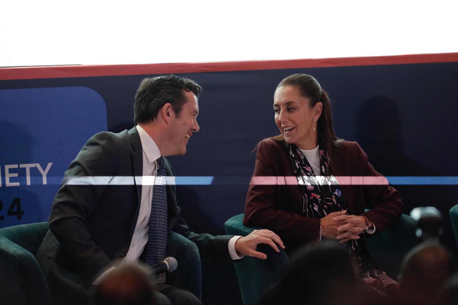 El presidente de la American Society (Amsoc) Larry Rubin (i) y la candidata presidencial del oficialismo, Claudia Sheinbaum (d) durante su reunión con empresarios estadounidenses de la American Society, hoy en Ciudad de México.(México). EFE/Sáshenka Gutiérrez
