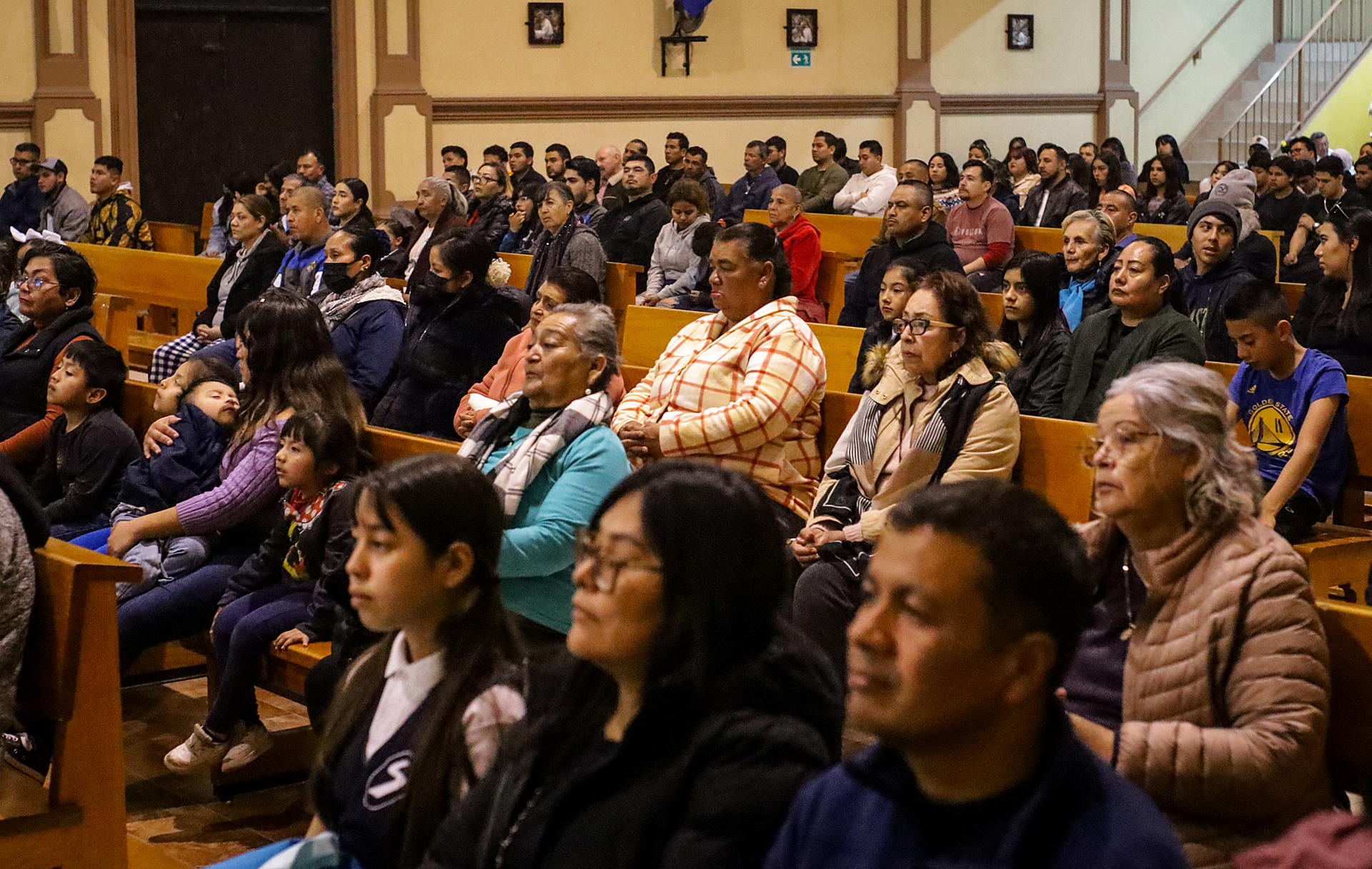 Feligreses y migrantes participan hoy en una misa en el Oratorio Salesiano San Juan Bosco, en la ciudad de Tijuana (México). EFE/Joebeth Terríquez
