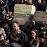 Personas se manifiestan contra la contaminación de una refinería de Petróleos Mexicanos (Pemex) hoy, en la ciudad de Monterrey (México). EFE/Miguel Sierra