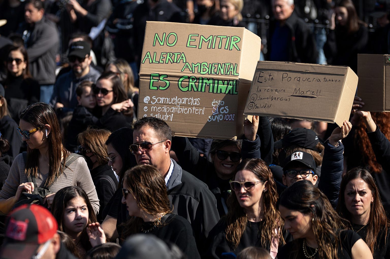 Personas se manifiestan contra la contaminación de una refinería de Petróleos Mexicanos (Pemex) hoy, en la ciudad de Monterrey (México). EFE/Miguel Sierra