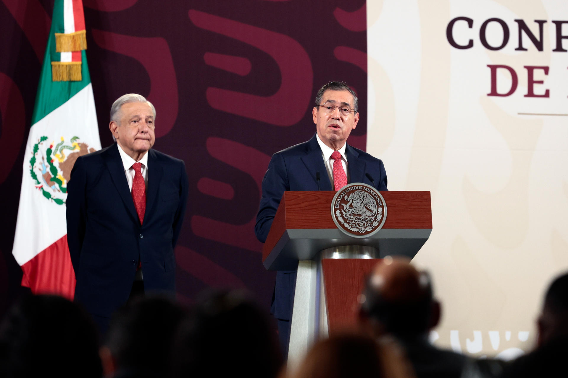 El subsecretario federal de Seguridad Pública, Luis Rodríguez Bucio, habla durante la conferencia de prensa matutina del presidente de México, Andrés Manuel López Obrador (i), hoy, en el Palacio Nacional de la Ciudad de México (México). EFE/ José Méndez
