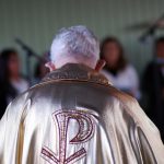 Fotografía de archivo donde se observa a un sacerdote mientras da misa en la iglesia católica Cristo Rey ubicada en Beaumont, Texas. EFE/José Luis Castillo