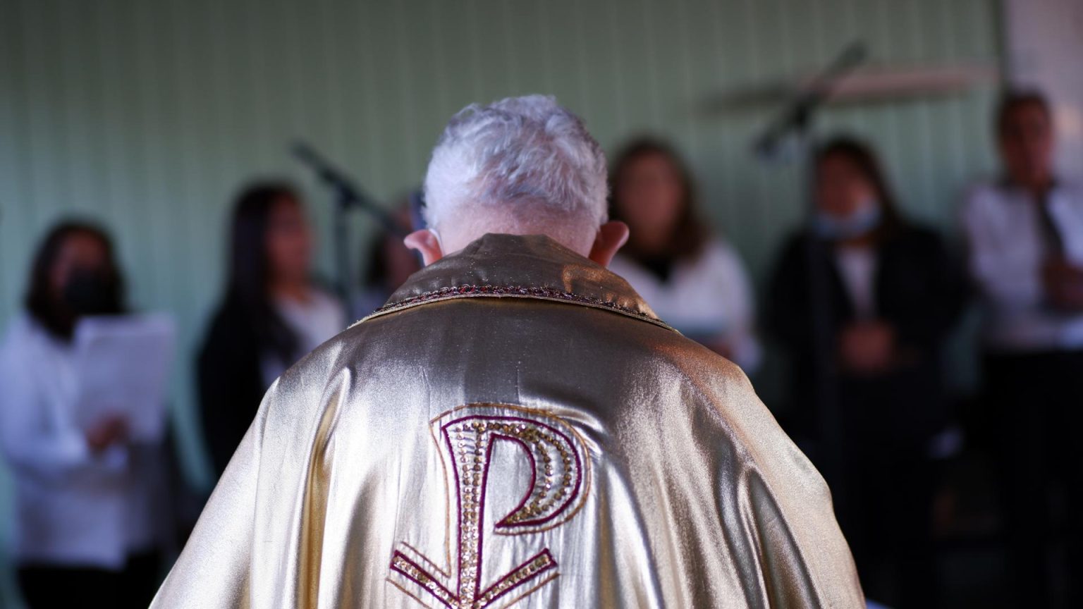 Fotografía de archivo donde se observa a un sacerdote mientras da misa en la iglesia católica Cristo Rey ubicada en Beaumont, Texas. EFE/José Luis Castillo