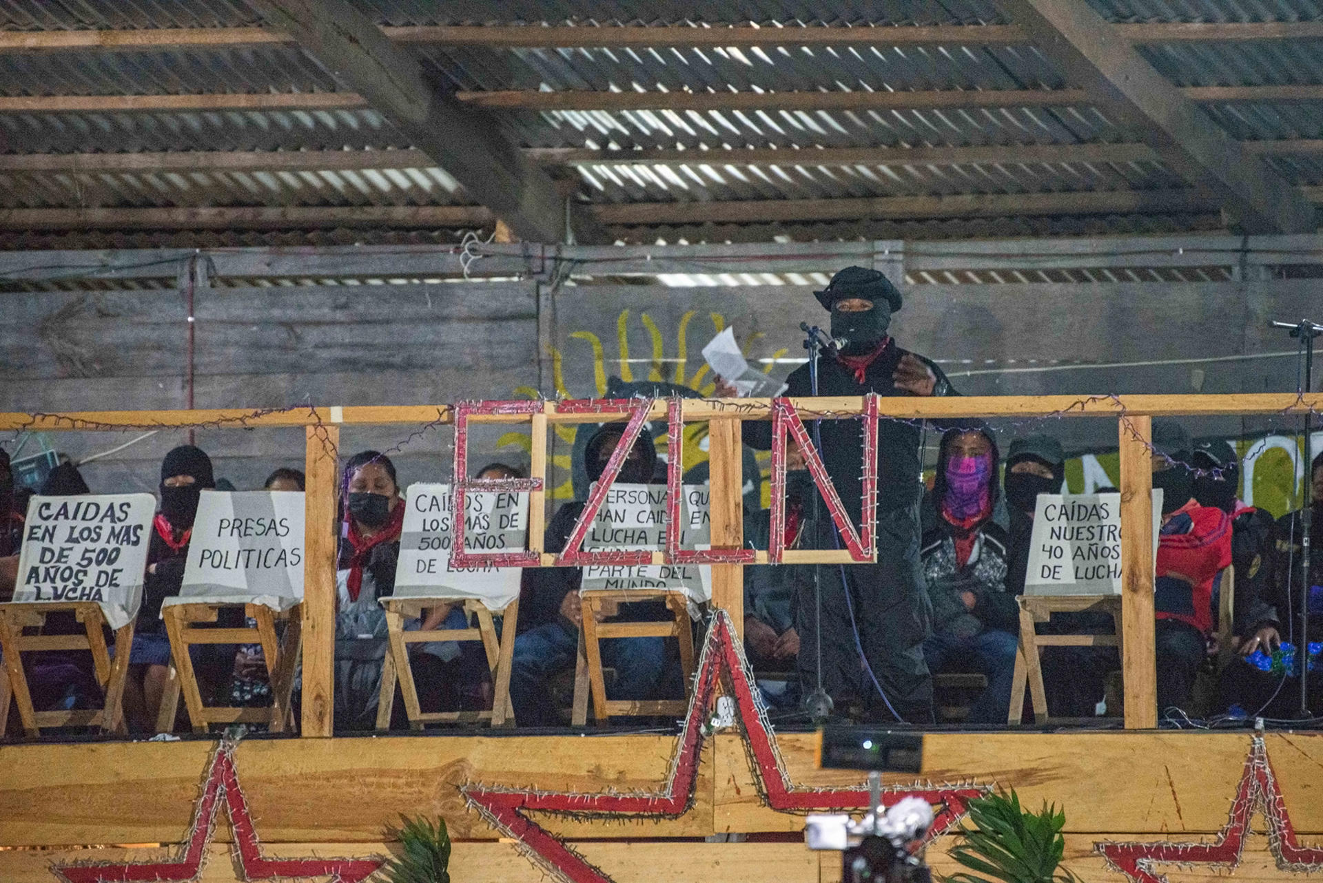 El subcomandante Moisés, Integrante del Ejército Zapatista de Liberación Nacional (EZLN), habla durante el informe de su aniversario, el 31 de diciembre de 2023, en el municipio de Ocosingo en el estado de Chiapas (México). EFE/Carlos López
