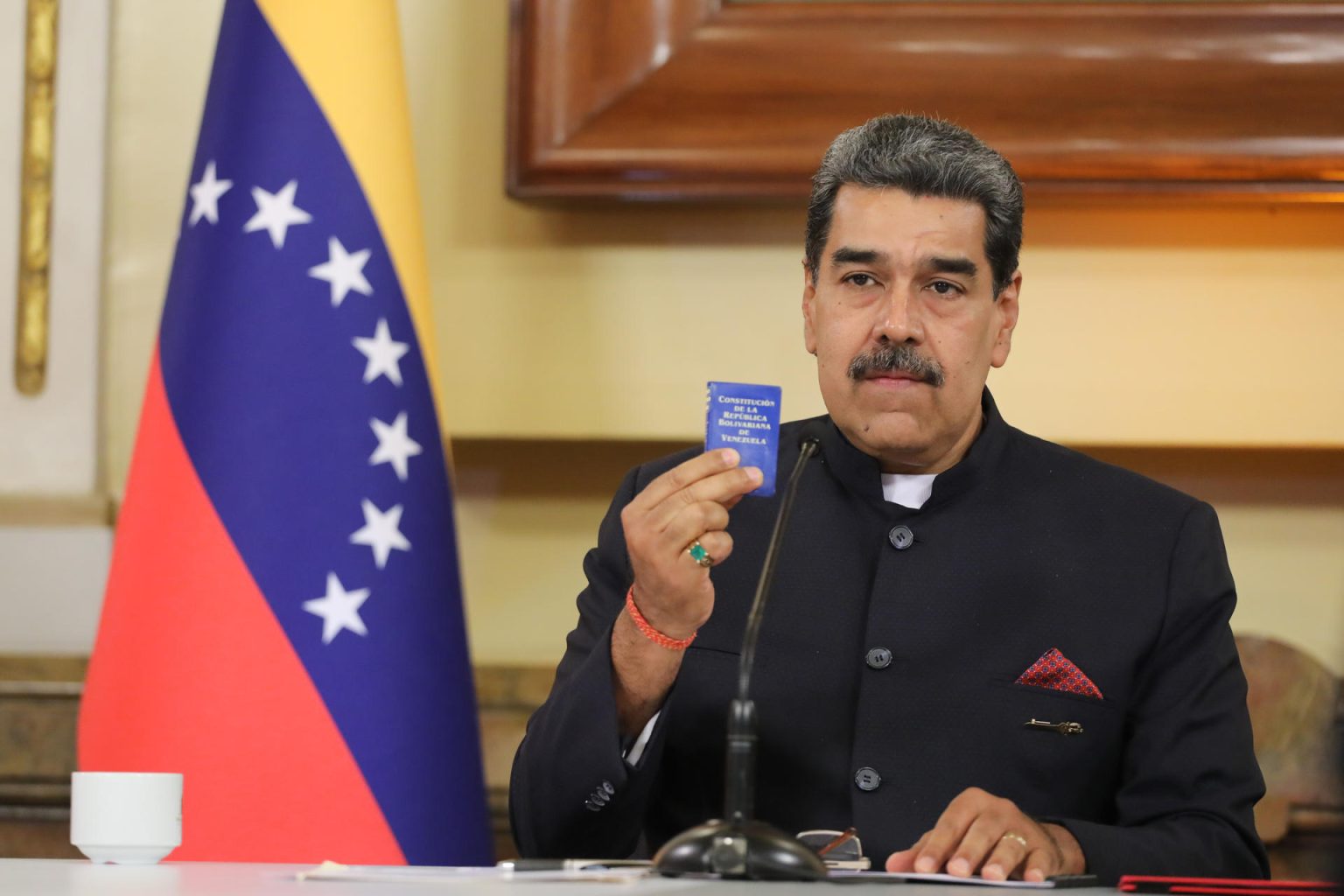 Fotografía cedida por Prensa de Miraflores donde se observa al presidente de Venezuela, Nicolás Maduro, durante el acto de notificación al Ejecutivo Nacional del nuevo período legislativo 2024-2025, hoy, en Caracas (Venezuela). EFE/ Prensa De Miraflores / SOLO USO EDITORIAL/ SOLO DISPONIBLE PARA ILUSTRAR LA NOTICIA QUE ACOMPAÑA (CRÉDITO OBLIGATORIO)