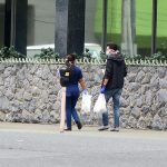 Una pareja camina por una calle de San Juan, Puerto Rico. Imagen de archivo. EFE/Jorge Muñiz