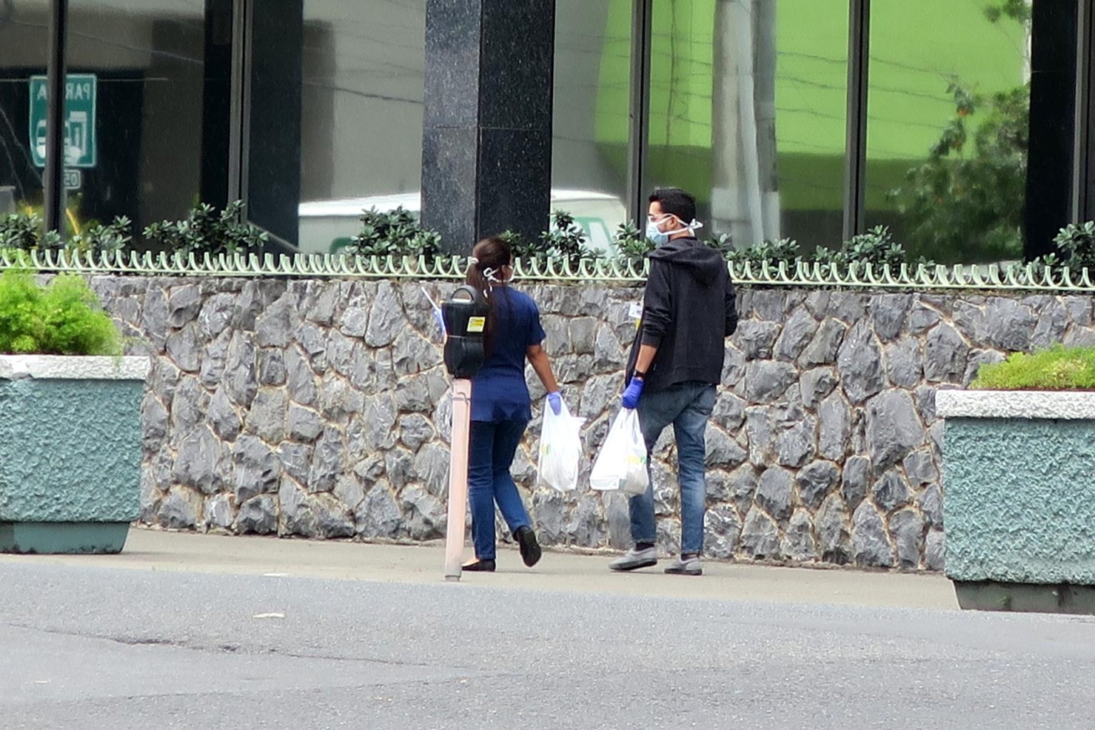 Una pareja camina por una calle de San Juan, Puerto Rico. Imagen de archivo. EFE/Jorge Muñiz