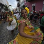 Decenas de personas participan en una comparsa en celebración de la edición numero 54 de las Fiestas de la Calle San Sebastián, hoy, en San Juan (Puerto Rico). EFE/ Thais Llorca